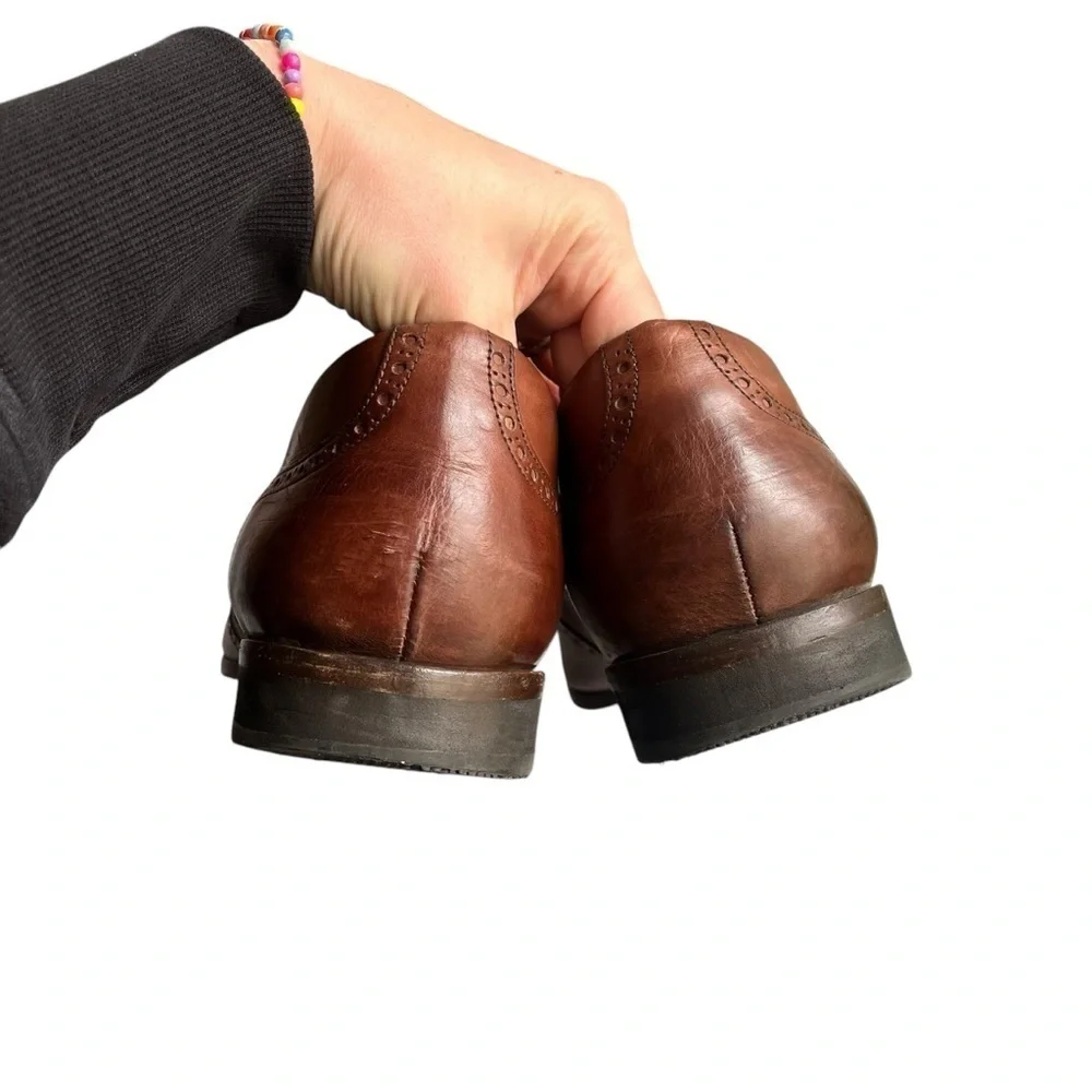 WOLF & SHEPHERD Senna Wingtip Oxford Dress Shoe in Maple Brown